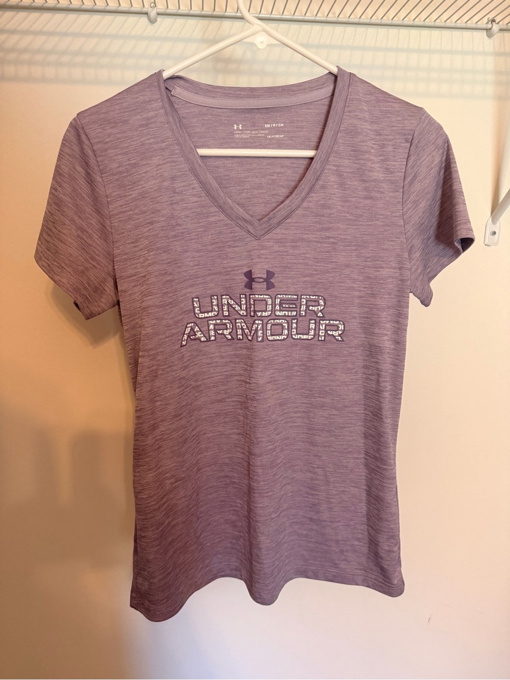 EUC Under Armour Women’s Small Lavender V-Neck Logo Athletic Tee